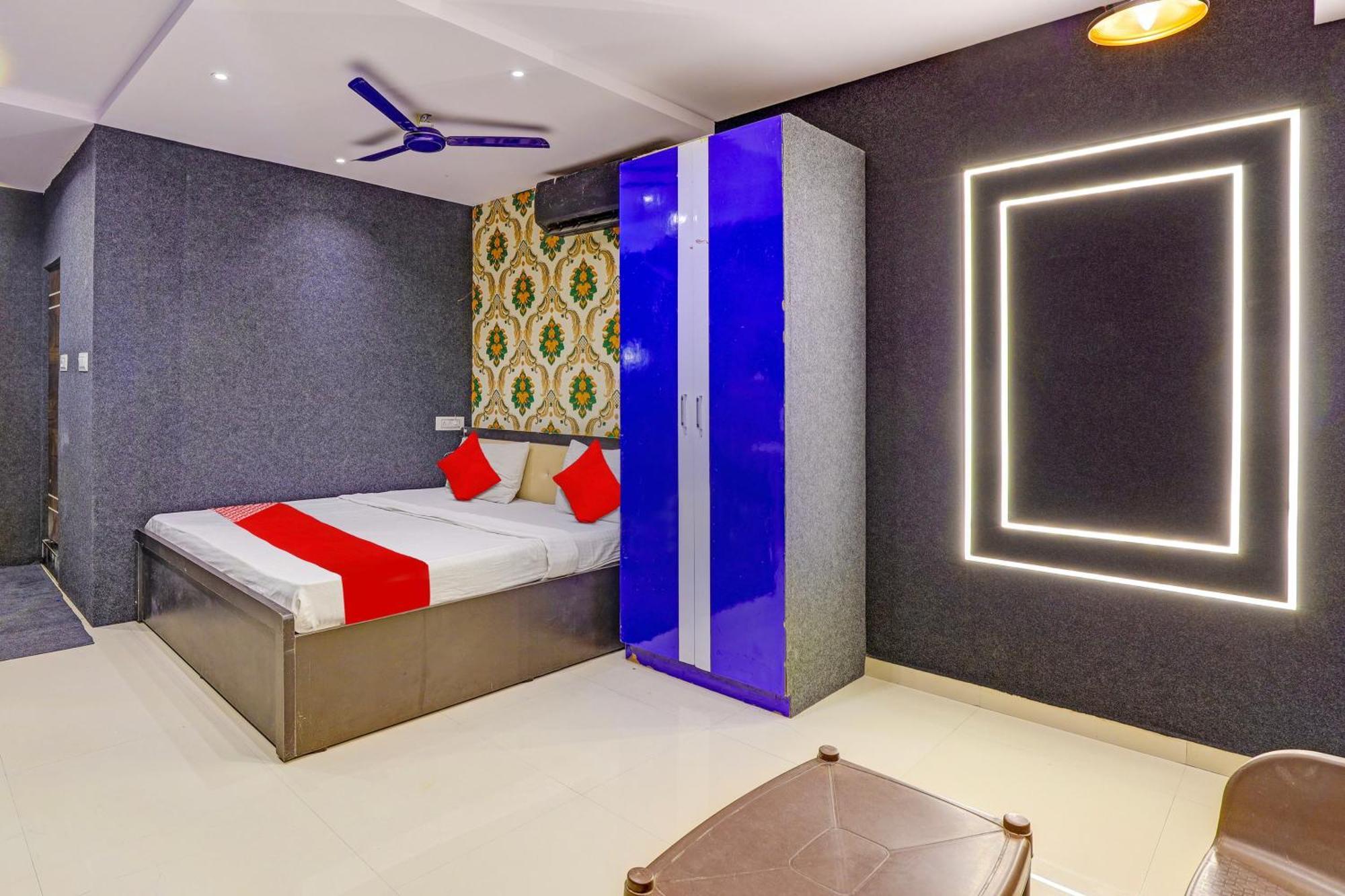 Hotel O Lotus Hotel Surat Buitenkant foto