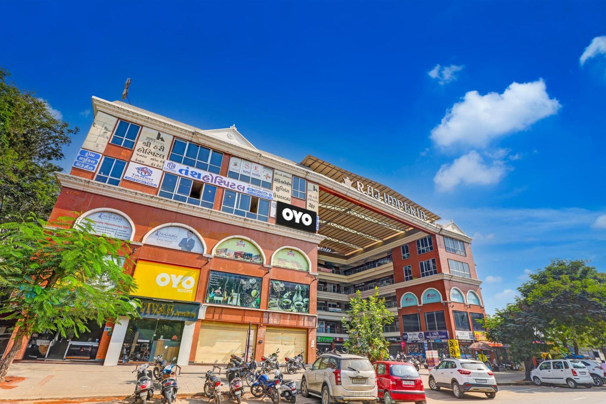 Hotel O Lotus Hotel Surat Buitenkant foto