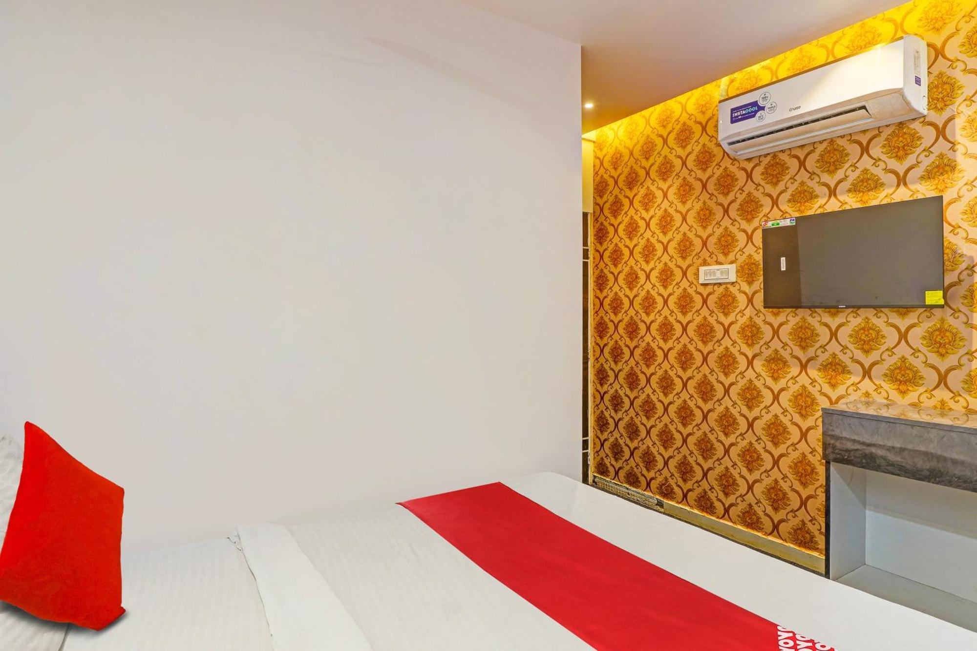 Hotel O Lotus Hotel Surat Buitenkant foto