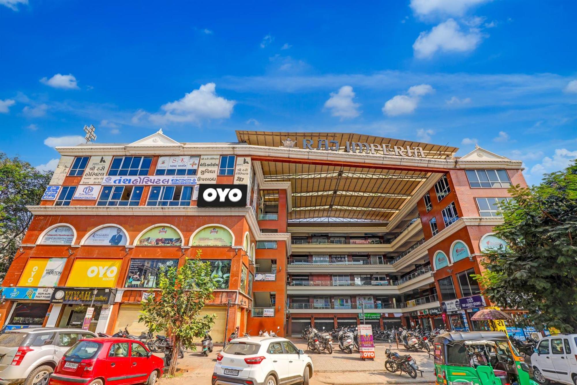 Hotel O Lotus Hotel Surat Buitenkant foto