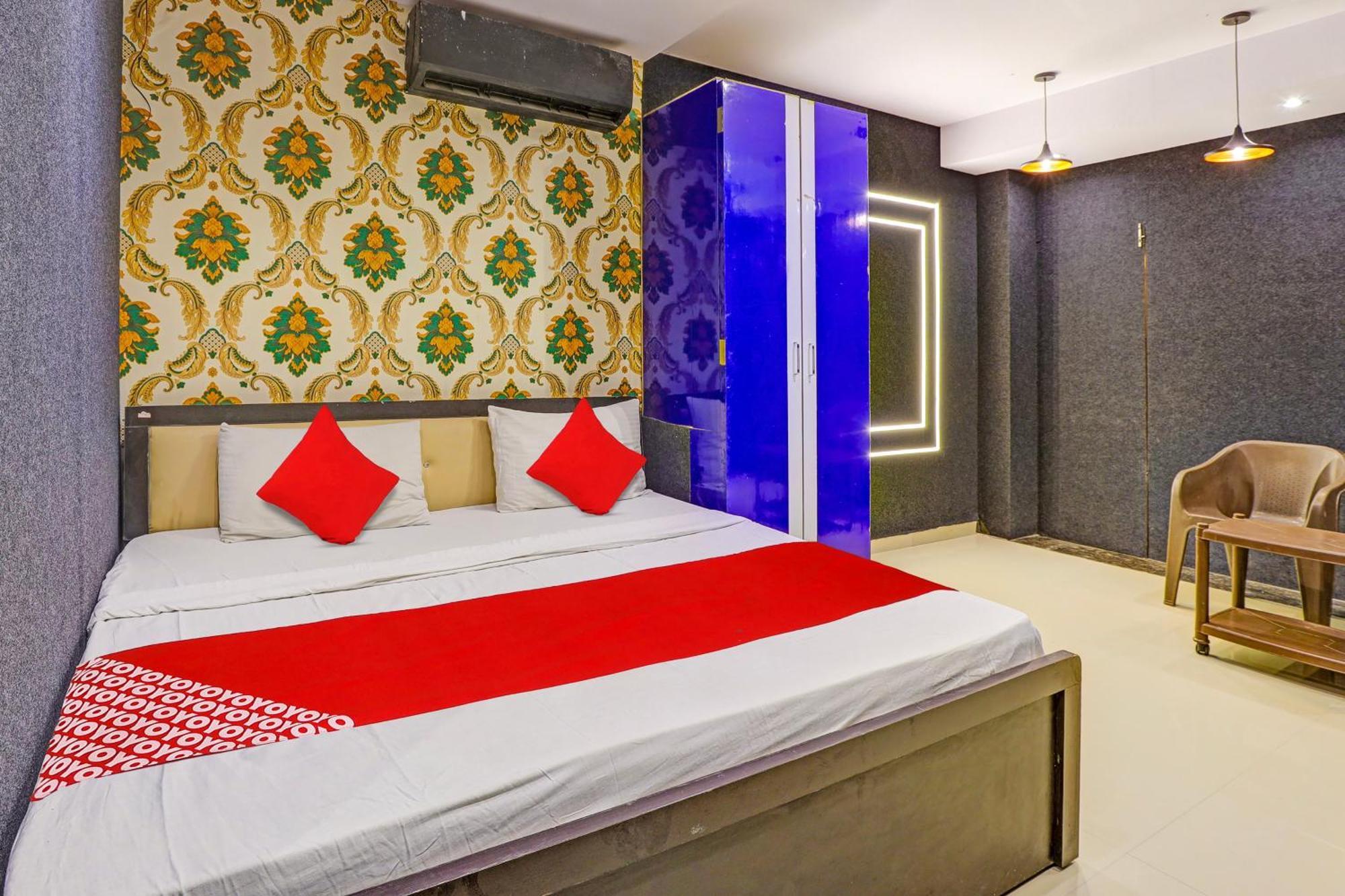 Hotel O Lotus Hotel Surat Buitenkant foto