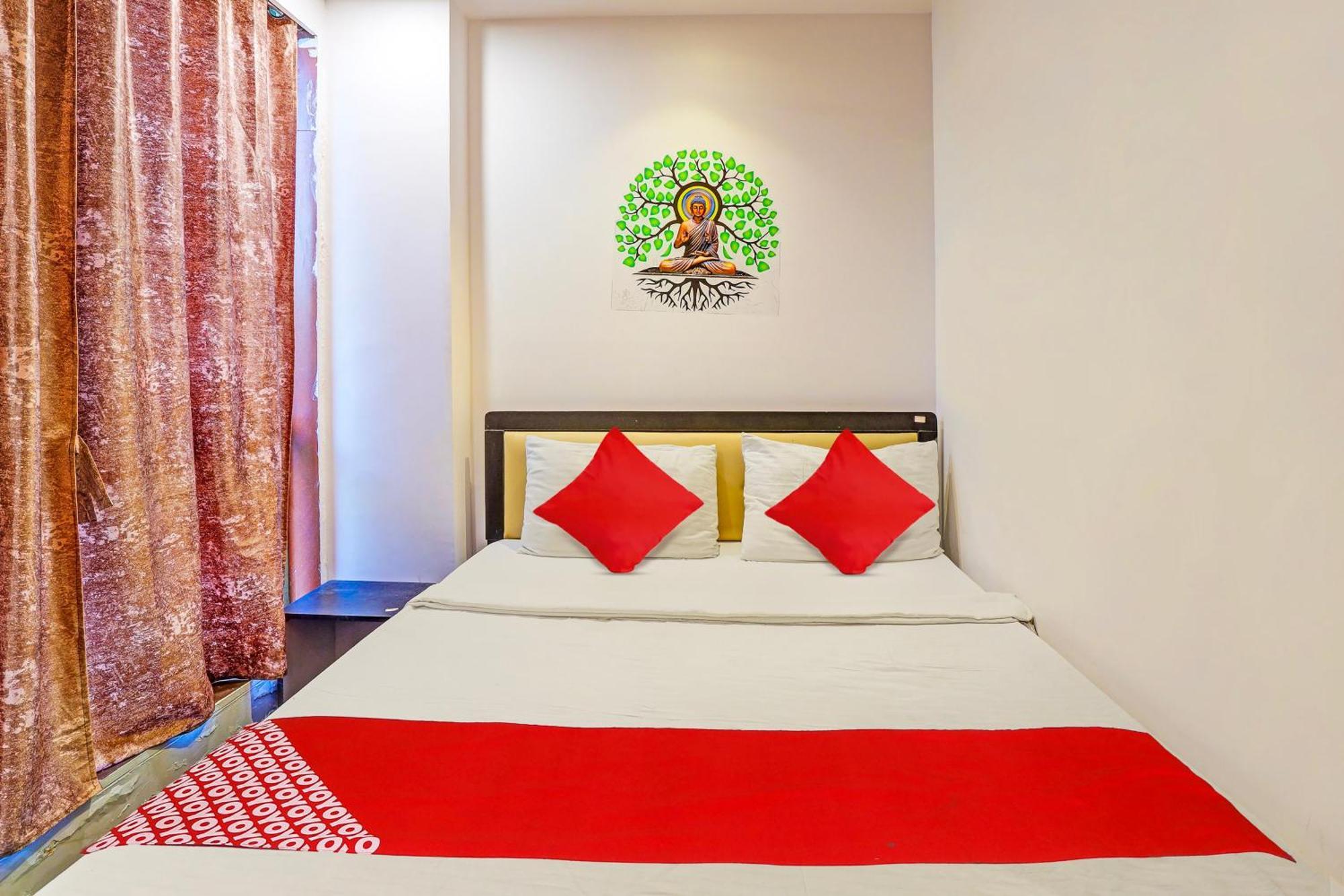 Hotel O Lotus Hotel Surat Buitenkant foto