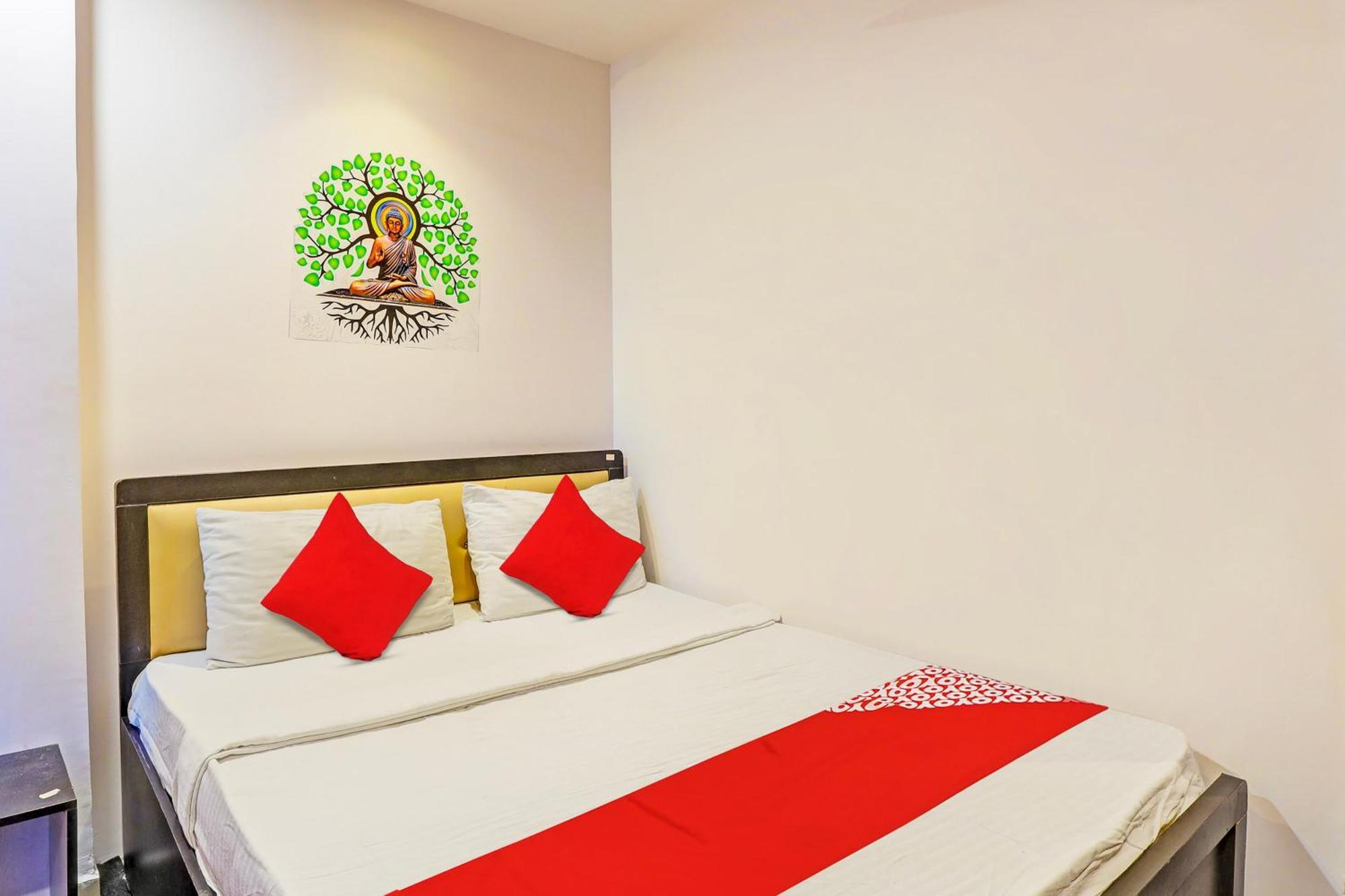Hotel O Lotus Hotel Surat Buitenkant foto