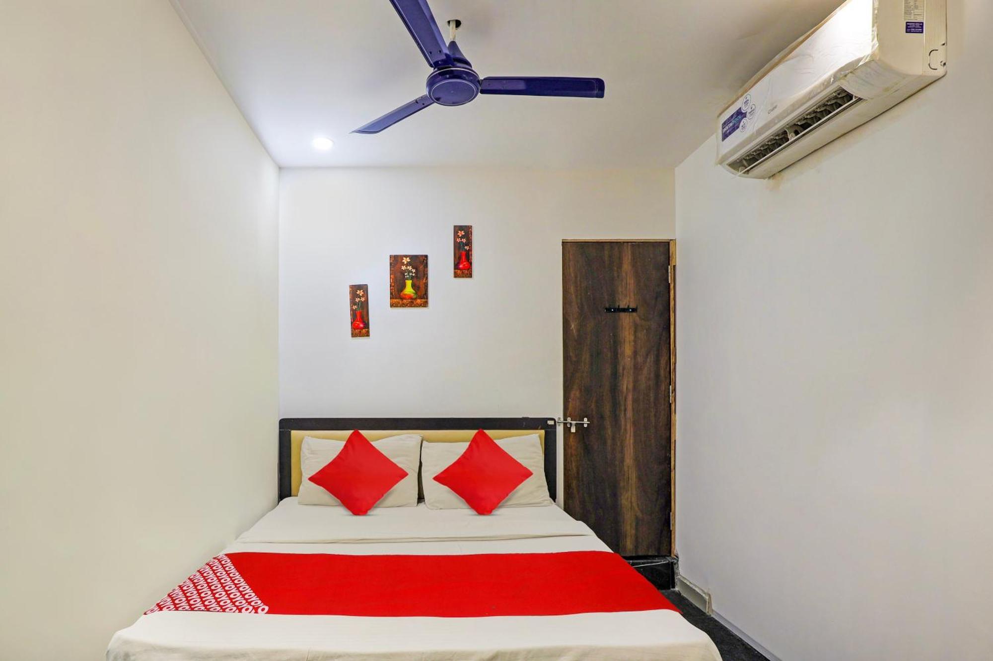 Hotel O Lotus Hotel Surat Buitenkant foto