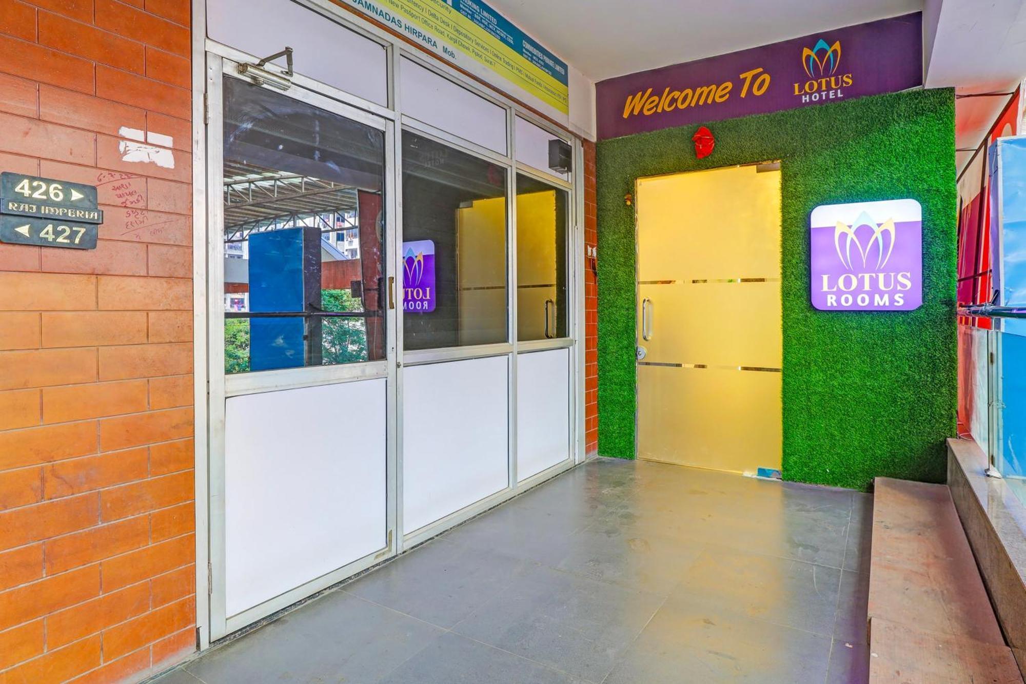 Hotel O Lotus Hotel Surat Buitenkant foto