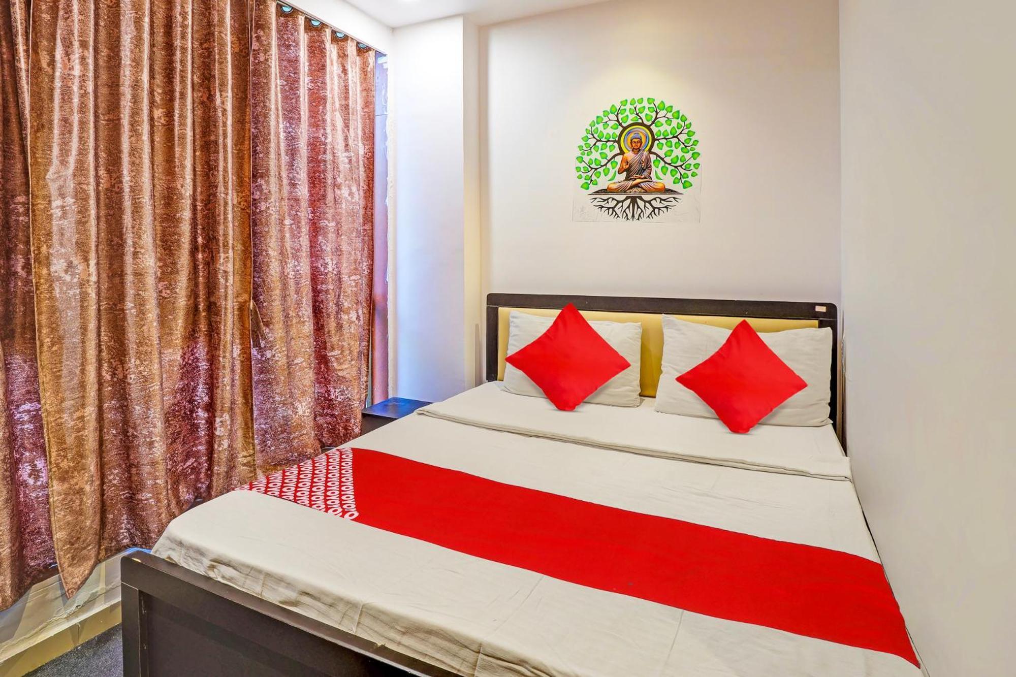 Hotel O Lotus Hotel Surat Buitenkant foto