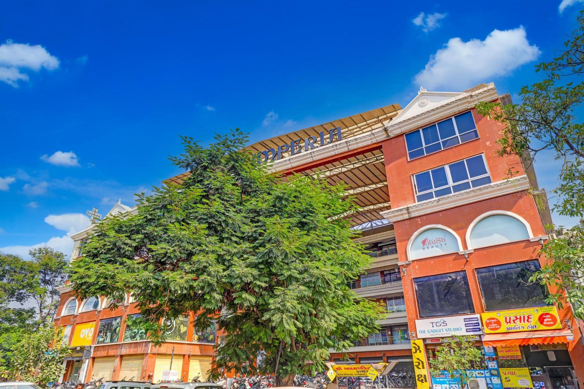 Hotel O Lotus Hotel Surat Buitenkant foto