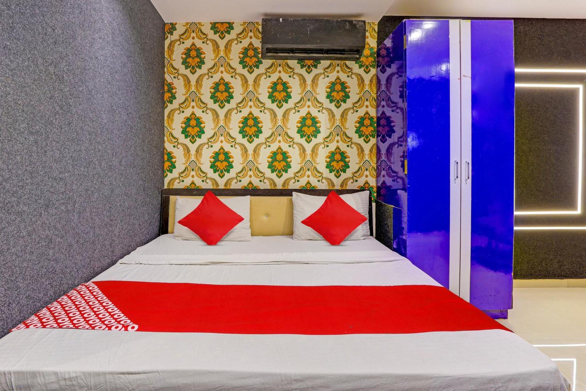 Hotel O Lotus Hotel Surat Buitenkant foto